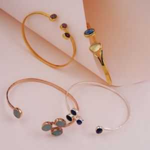 un lot de 4 bagues ajustables